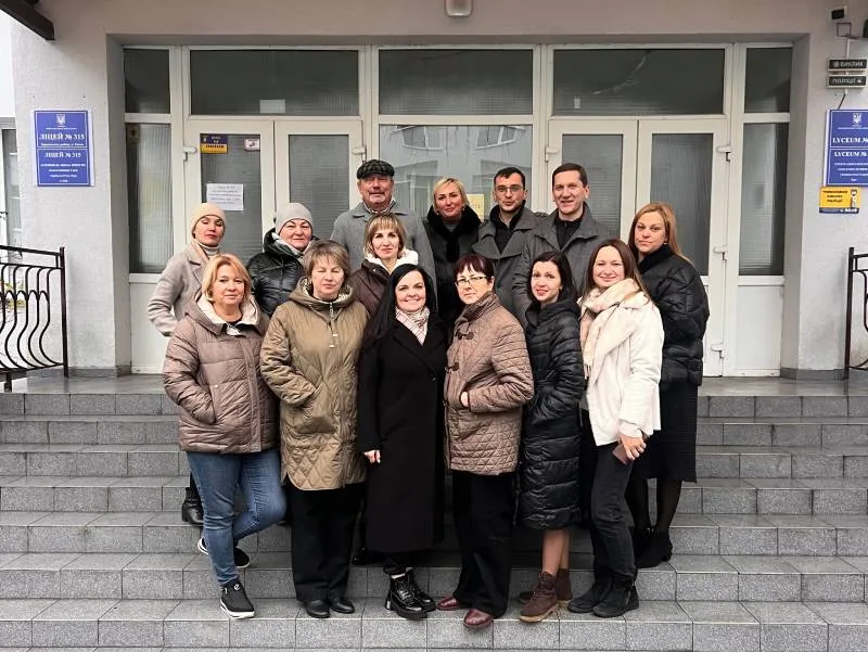 Директори закладів освіти з Полтави біля входу до ліцею