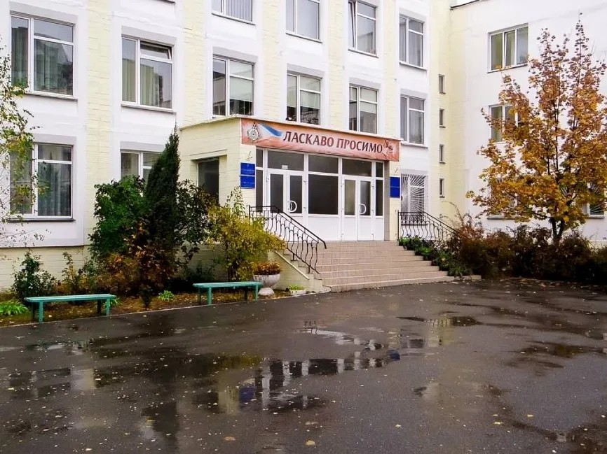 Головний вхід до ліцею з написом «Ласкаво просимо»